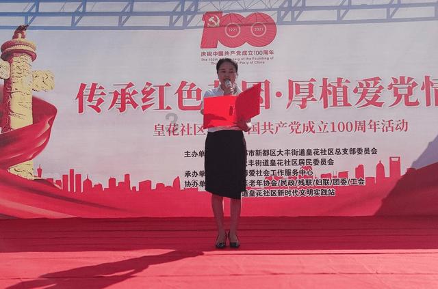 他是勇敢的战士，因见义勇为被人们所熟知，永远冲在最前面